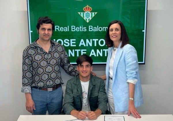 José Antonio Morante Antúnez, hijo de Morante de la Puebla, renueva con el Betis hasta 2028
