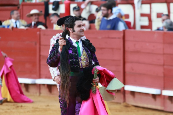 Morante desata la locura en Jerez y corta un rabo tras una inspiradísima faena