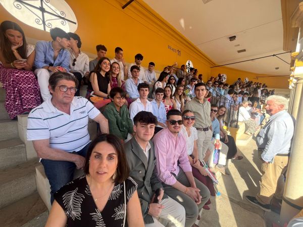 El novillero Pepe Martínez acompañó a los más de 150 estudiantes invitados por Pagés a la segunda novillada de abono