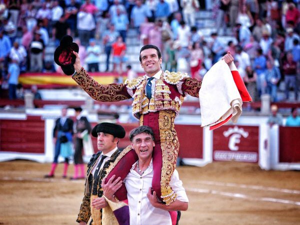 Emilio de Justo abre la puerta grande en la primera de la feria de Cáceres en una tarde de torería de Morante y Ortega
