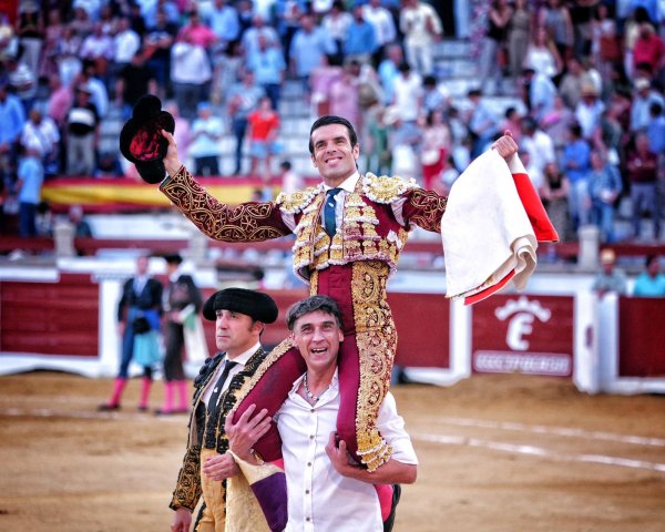 Emilio de Justo abre la puerta grande en la primera de la feria de Cáceres en una tarde de torería de Morante y Ortega
