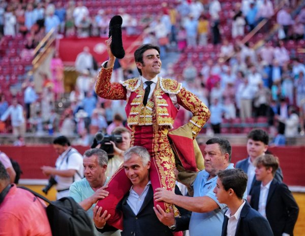 Perera corta dos orejas y abre la Puerta de los Califas de Córdoba