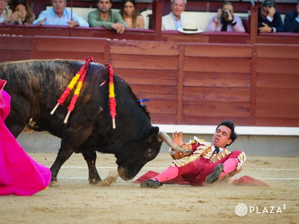 Entrega y valor de Juan de Castilla, que da una vuelta al ruedo y cae herido