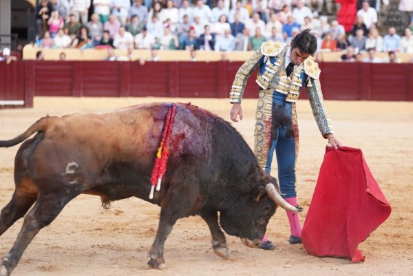 Perera, que indulta un toro de Julio de la Puerta, Talavante y Cayetano, a hombros en Osuna