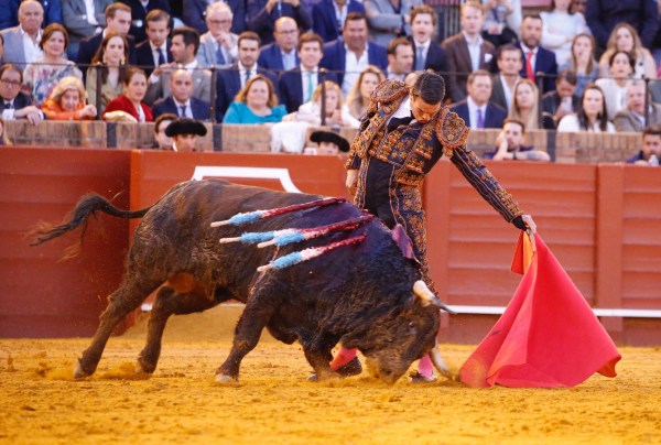 La tarde de Morante, Manzanares y Talavante en Sevilla, en vídeo