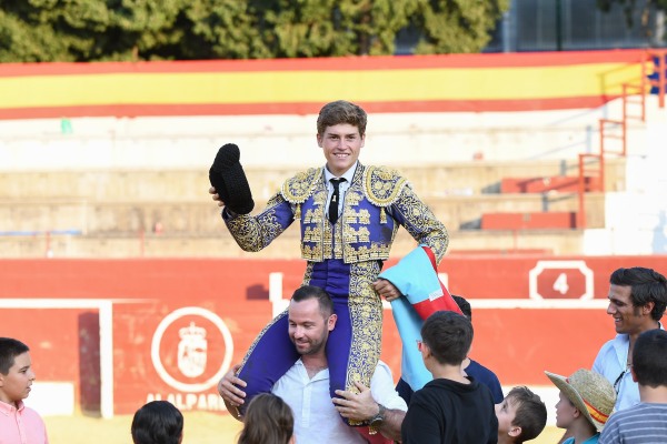 Álvaro Serrano y un gran novillo de Montealto, dos orejas en Alalpardo