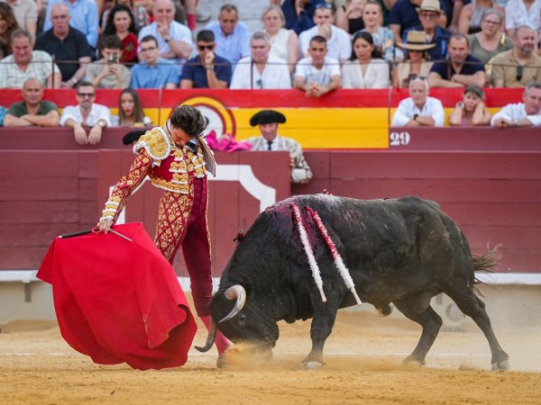 Arrollador Roca Rey en Castellón, que corta tres orejas