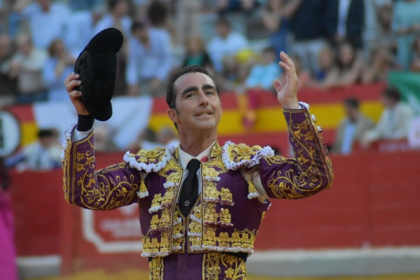 El Fandi triunfa con una interesante corrida de toros de Victorino Martín en Granada