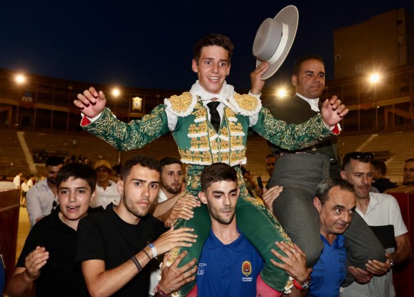 Morante, Roca Rey y Aguado, a hombros en Granada