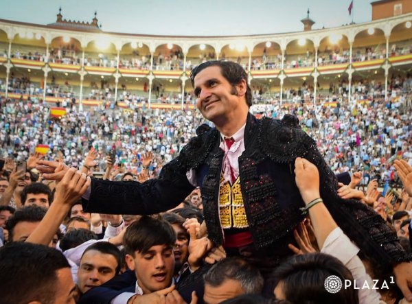 Morante esculpe una tarde para el recuerdo y abre su primera Puerta Grande en Madrid