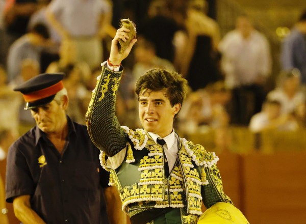 Martín Morilla pasea la única oreja en la vuelta de Murteira Grave en Sevilla