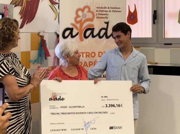 El novillero José María Trigueros dona más de tres mil euros a la Asociación de Familiares de Enfermos de Alzheimer y otras Demencias de Alcantarilla
