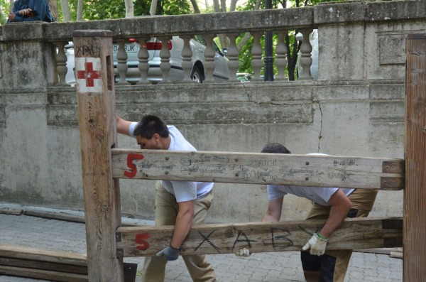 Los carpinteros de los encierros de Pamplona: los guardianes del vallado en San Fermín