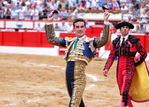 La entrega de Fernando Adrián, Puerta Grande en Santander