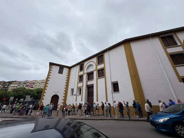 Expectación desbordada en Santander: largas colas desde la madrugada en la venta de entradas sueltas para la Feria de Santiago