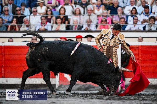 Urdiales acaricia el alma con una faena de gran belleza en Bilbao