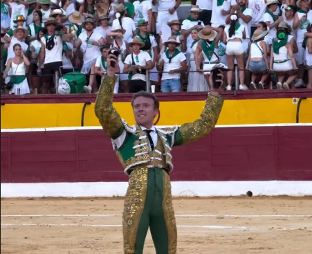 Clemente, debut soñado en Huesca con tres orejas y Puerta Grande