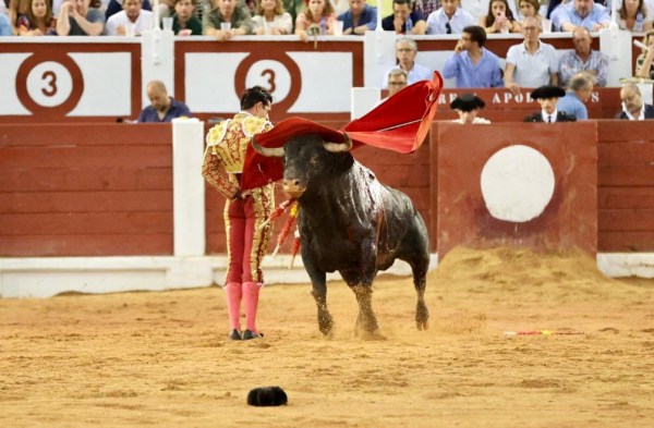 Talavante deslumbra con una inspirada faena a un toro de vuelta al ruedo de La Ventana del Puerto en Gijón