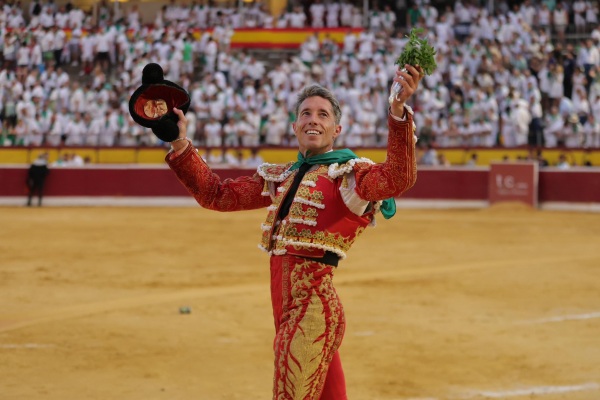 Manuel Escribano niega intención política al portar una bandera en Huesca con un mensaje contra Pedro Sánchez