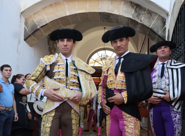 Tarde de torería y aroma de Ortega y Aguado, que cortan una oreja cada uno en El Puerto