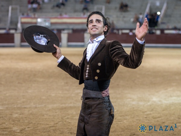 Gamero y los confirmantes Adrián Venegas y Ferrer Martín dan una vuelta al ruedo en Madrid