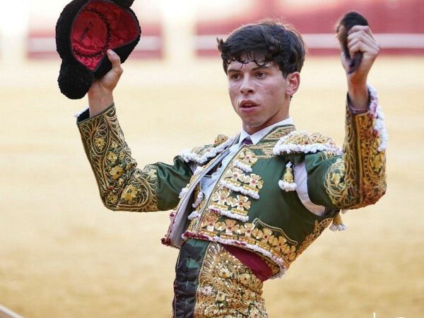 Una notable tarde de Julio Méndez y un buen debut con picadores de López Ortega en Málaga