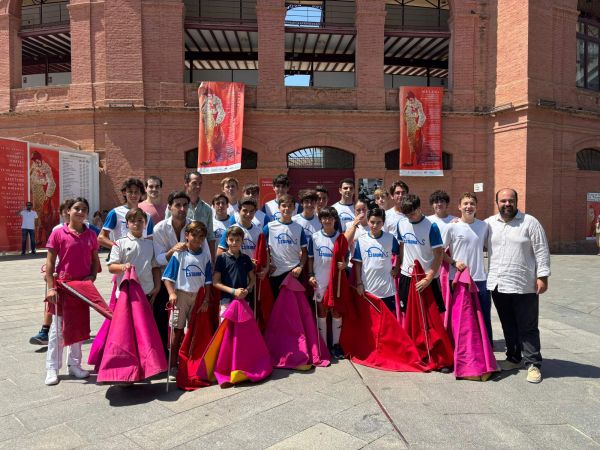 Lección de toreo y de vida de Pepe Moral y Pablo Páez a los alumnos de la escuela provincial de Málaga