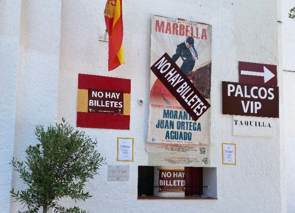 Marbella hace historia: cuelga el primer ‘No hay billetes’ desde 1986