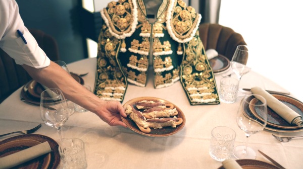 Un original spot une toreo y gastronomía para anunciar los toros en Murcia