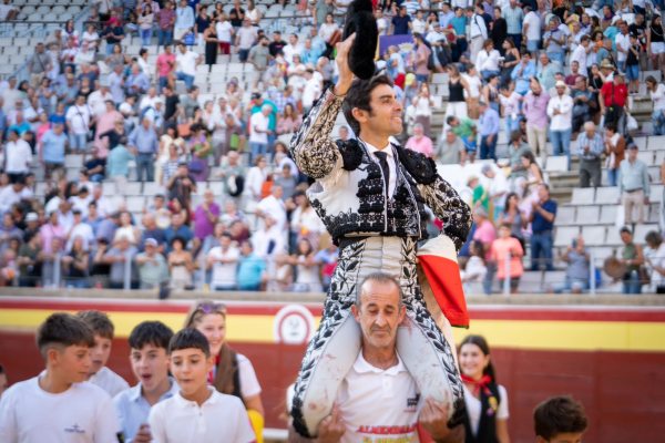 Inicio triunfal en Palencia: Perera desoreja a un gran toro de La Quinta