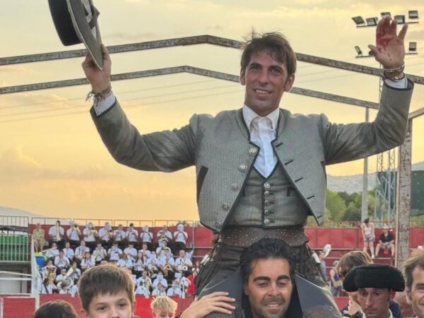 Roberto Armendáriz abre la Puerta Grande en la corrida inaugural de la feria de Cebreros