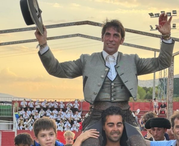 Roberto Armendáriz abre la Puerta Grande en la corrida inaugural de la feria de Cebreros