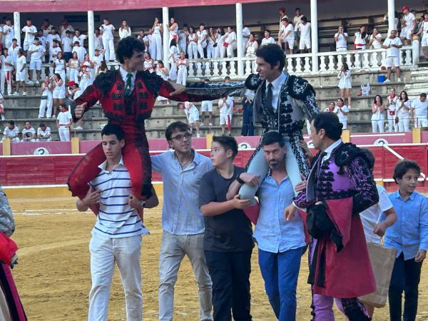 Cayetano triunfa en su despedida de tierras navarras y Aaron Navas ilusiona en Cintruénigo
