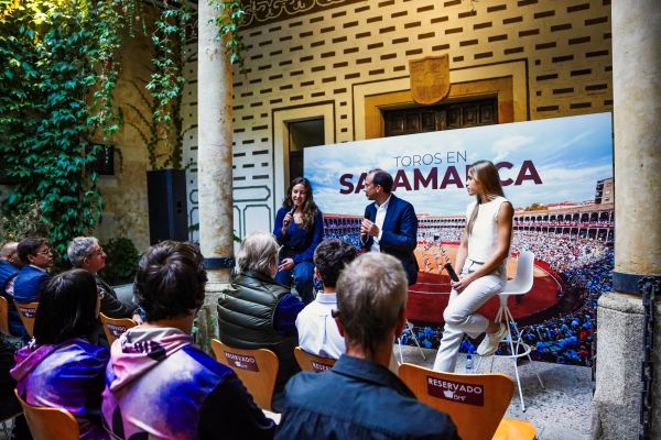 Raquel Martín y Olga Casado, encuentro multitudinario con la afición salmantina