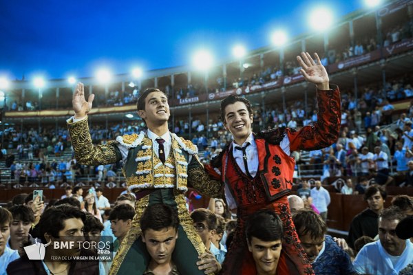 Salamanca se rinde a sus toreros: Marco Pérez e Ismael Martín, a hombros