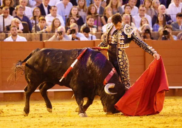 Luque enhebra al natural una faena de gran dimensión en Sevilla