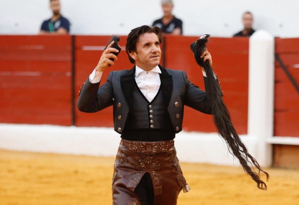Rotundo Ventura, cuatro orejas y un rabo en una tarde de ‘no hay billetes’ en Villanueva del Arzobispo