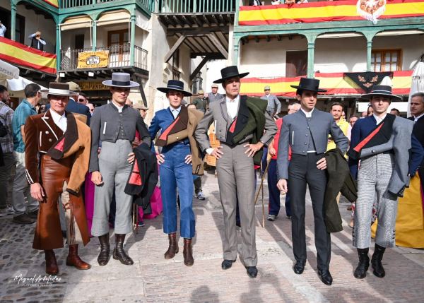 Diego Urdiales, Juan Ortega y Pablo Aguado pasean una oreja en una tarde de torería en el festival de Chinchón