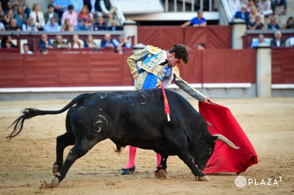 Toreo caro y cornada: la tarde de Víctor Hernández en Las Ventas