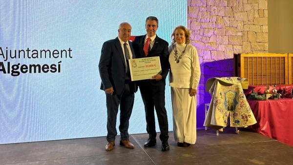 Villaseca de la Sagra entrega en Algemesí un cheque de 20.000 euros para los damnificados por la DANA