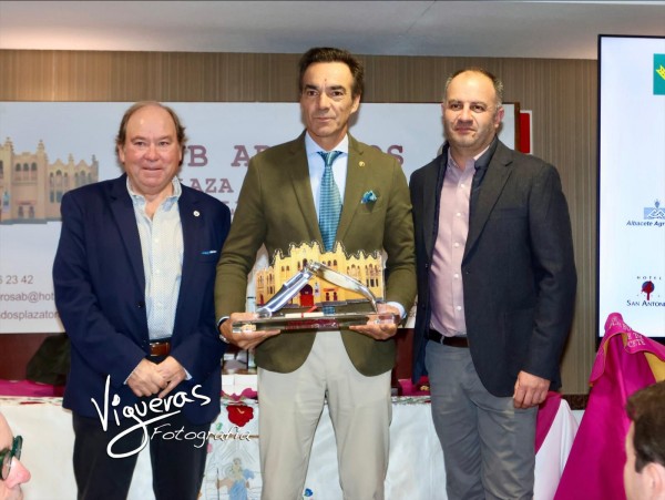 El Club de Abonados de la Plaza de Toros de Albacete entrega su premio a El Cid