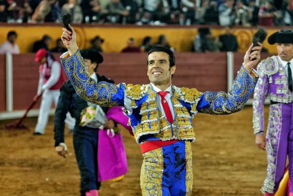 Castella corta dos orejas en Lima y Emilio de Justo triunfa en Tlaxcala