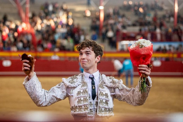 Israel Guirao firma la faena de la tarde y corta dos orejas en la segunda semifinal del Kilómetro Cero