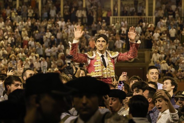 Sebastián Castella entrega a la Real Maestranza el traje de luces de su Puerta del Príncipe