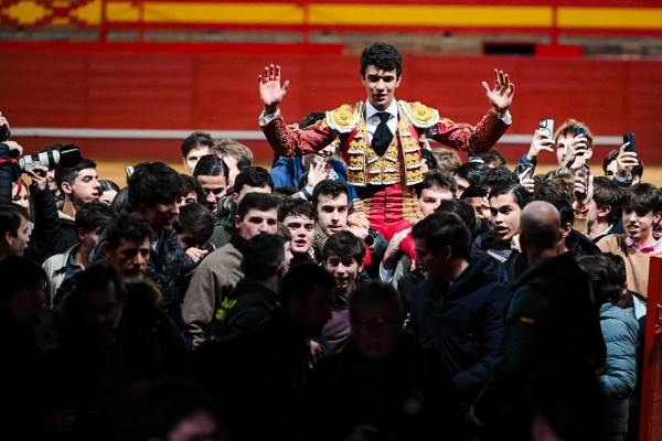 Samuel Castrejón da un golpe de autoridad en su debut con picadores en Valdemorillo