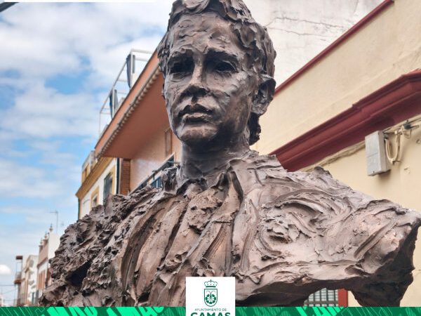 Camas inmortaliza el legado de Paco Camino con un busto en su honor