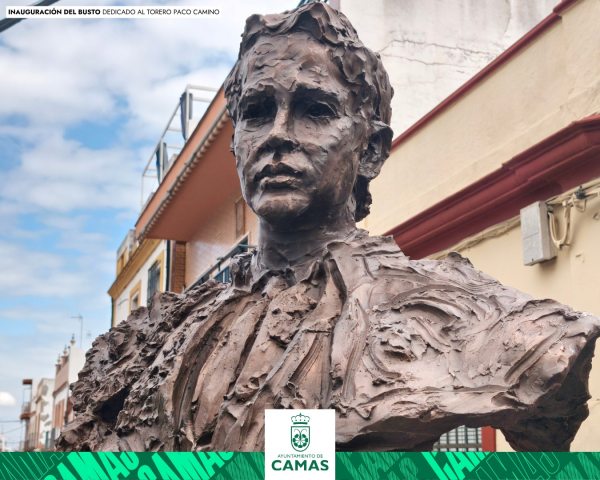 Camas inmortaliza el legado de Paco Camino con un busto en su honor