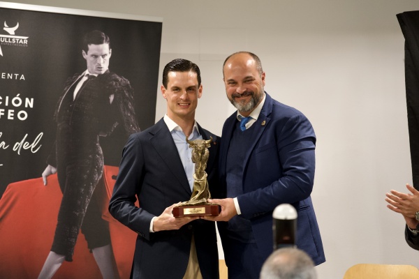 Los Barrios rinde homenaje a David Galván, triunfador de 2025, y presenta el cartel de la feria 2026