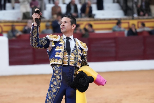 Manzanares corta la única oreja en una tarde de gran dimensión de Luque en Olivenza