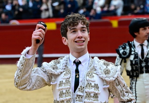 Israel Guirao, oreja en el inicio de la Feria de Fallas